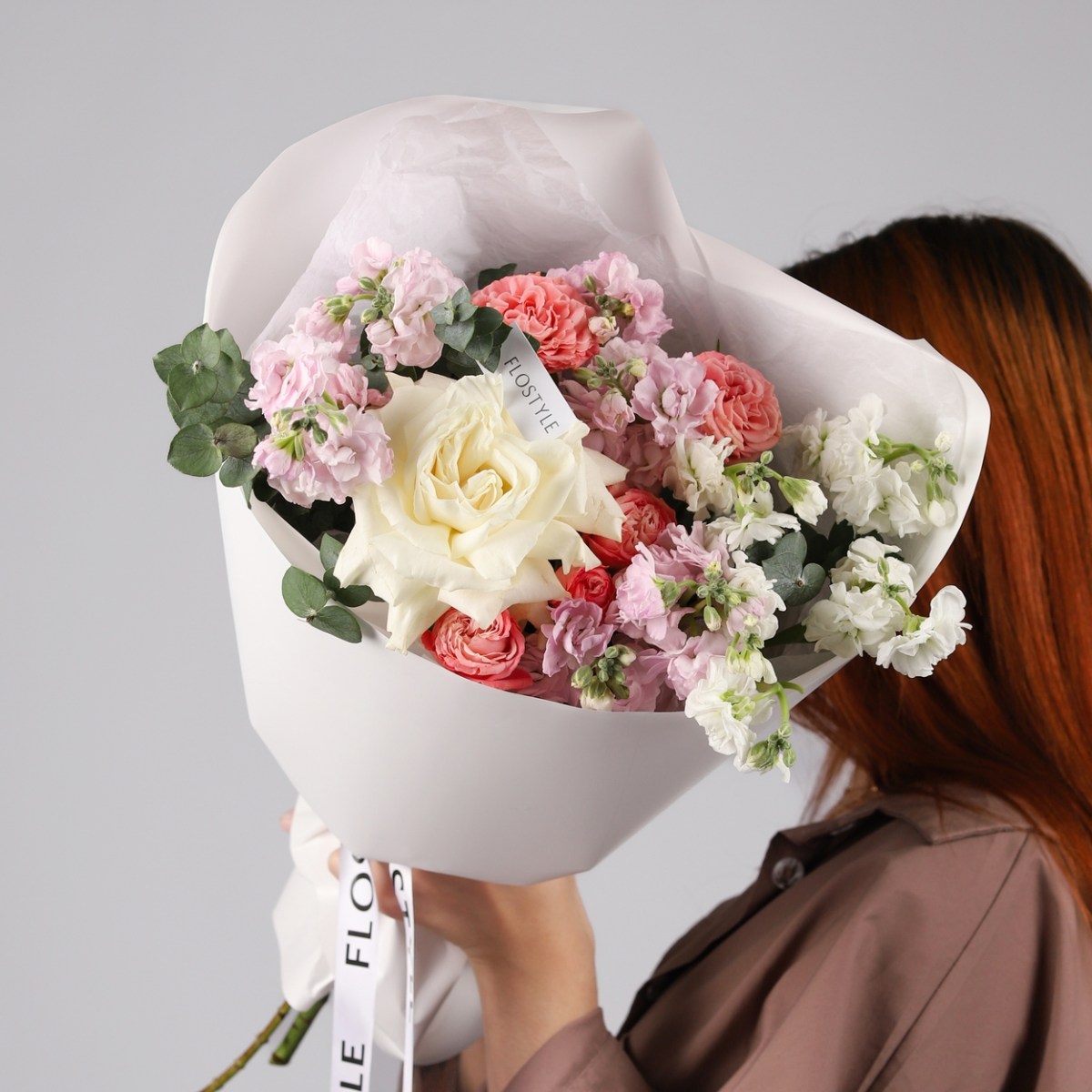 Авторский букет с кустовой розой и маттиолой 